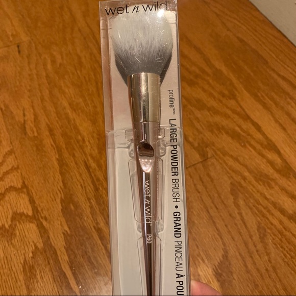 Wet N Wild Large Powder Brush NWT - Picture 2 of 3